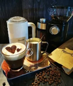 Qualitá® Melkkan Met Art Pen - Barista Melkkannetje - 350 ML - Melkopschuimkannen -Keukengerei Winkel 1023x1200 1