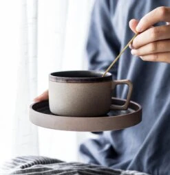 House Of Husk® Keramieke Kop En Schotel Set - Koffiekopjes - Theemokken - Koffiemokken - 250 Ml - Bruin Aardewerk -Keukengerei Winkel 1161x1200 3