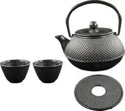 SakuraTea - Theepot Set - 4-delig - Gietijzer - Zwart - 0.8L - 2 Kopjes (100ml) -Keukengerei Winkel 1200x1068 1