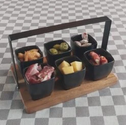 Mica Decorations - Luxe Tapas Set - 6 Zwarte Tapas Schaaltjes Op Houten Tapasplank - Servies - Borrelplank Olijfhout -Keukengerei Winkel 1200x1197 26