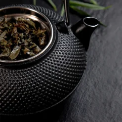 Lumaland - Thee Set - Theeservies - 1x Gietijzeren Theepot (1,4L), 1x Bamboe Doseerlepel, 1x Edelstalen Zeef -Keukengerei Winkel 1200x1200 1024