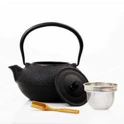 Lumaland - Thee Set - Theeservies - 1x Gietijzeren Theepot (1,4L), 1x Bamboe Doseerlepel, 1x Edelstalen Zeef -Keukengerei Winkel 1200x1200 1026