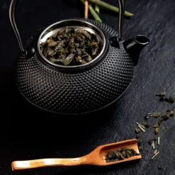 Lumaland - Thee Set - Theeservies - 1x Gietijzeren Theepot (1,4L), 1x Bamboe Doseerlepel, 1x Edelstalen Zeef -Keukengerei Winkel 1200x1200 1027