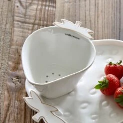 Riviera Maison Fruitvergiet, Aardbeien Zeef - Tasty Strawberry Colander - Wit / Goud - Porselein - 1 Stuk -Keukengerei Winkel 1200x1200 1358