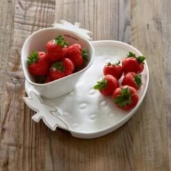 Riviera Maison Serveerschaal Aardbei, Zomers Serveerbord Voor Fruit - Tasty Strawberry Serving Dish - Wit / Goud - Porselein - 1 Stuk -Keukengerei Winkel 1200x1200 1595