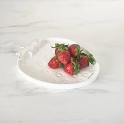 Riviera Maison Serveerschaal Aardbei, Zomers Serveerbord Voor Fruit - Tasty Strawberry Serving Dish - Wit / Goud - Porselein - 1 Stuk -Keukengerei Winkel 1200x1200 1596