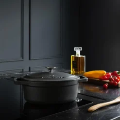 Gietijzeren Braadpan - Sudderpan Zwart Van Daumonet - Ovaal - Ø 29 Cm - 3 Liter - 100% PFAS & PFOA Vrij - Emaille - Geschikt Voor Alle Warmtebronnen - Elektrisch - Gas - Halogeen - Inductie - Keramisch - Vaatwasserbestendig -Keukengerei Winkel 1200x1200 579