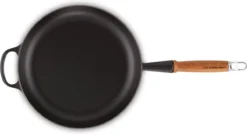 Le Creuset Koekenpan Signature Mat Zwart - ø 28 Cm / 2.6 Liter - Geëmailleerde Anti-aanbaklaag -Keukengerei Winkel 1200x652 2