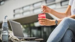 Sareva Muesli Beker - Met Lepel - Yoghurt 2 Go - Rood -Keukengerei Winkel 1200x675 20