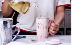 Merkloos Set Van 2 Mokken - Mok Set - Couple Mok - Koffiemok - Koffiebeker - Beker - Mokken En Bekers - Beker Met Lepel En Deksel - 400 Ml - Keramiek - Mr./Mrs. - Blauw/roze -Keukengerei Winkel 1200x752 3