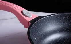 Royalty Line Inductie Pannenset - Luxe 14-delige Pannenset Marmeren Coating - Pannen Met Afneembare Handvaten - Oven-Ready - PFAS-Vrij - Voor Alle Warmtebronnen - Afneembare Koudgrepen - Antiaanbaklaag - Koekenpan Met Glazen Deksels - Roze -Keukengerei Winkel 1200x757