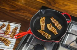 Le Creuset - Gietijzeren Ronde Skillet In Kersenrood 23cm -Keukengerei Winkel 1200x787