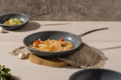 Swiss Pro+ - Koekenpannenset - 3 Delig - Keramisch - Inductie - Milieuvriendelijk - PFAS - PFOA Vrij - Sapphire Green -Keukengerei Winkel 1200x799 1