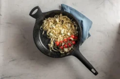 Sola Hapjespan Fair Cooking - Ø 28 Cm - Zwart/wit - Aluminium - Antiaanbaklaag 11 Sola Hapjespan Fair Cooking - Ø 28 Cm - Zwart/wit - Aluminium - Antiaanbaklaag -Keukengerei Winkel 1200x799 63