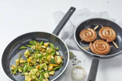 Demeyere Alu Comfort 3 Koekenpan – Keramische Antikleeflaag – Koekenpan Inductie – Ceraforce (PTFE-vrij) - Pannen Set 24 Cm + 28 Cm -Keukengerei Winkel 1200x800 1