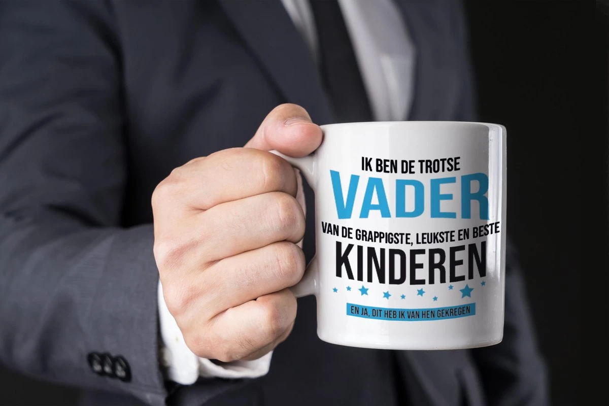 Ik Ben De Trotse Vader Van De Grappigste, Leukste En Beste Kinderen Koffiemok / Theebeker - Wit - 300 Ml - Blauwe En Zwarte Letters - Verjaardag / Vaderdag - Cadeau / Bedankje Voor Papa 2 Ik Ben De Trotse Vader Van De Grappigste, Leukste En Beste Kinderen Koffiemok / Theebeker - Wit - 300 Ml - Blauwe En Zwarte Letters - Verjaardag / Vaderdag - Cadeau / Bedankje Voor Papa - Afbeelding 2