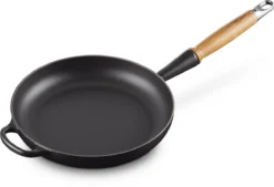 Le Creuset Koekenpan Signature Mat Zwart - ø 28 Cm / 2.6 Liter - Geëmailleerde Anti-aanbaklaag -Keukengerei Winkel 1200x823 2