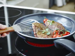 GreenPan Cambridge Hapjespan Met Deksel 24cm - Zwart - Inductie - PFAS-vrij 33 GreenPan Cambridge Hapjespan Met Deksel 24cm - Zwart - Inductie - PFAS-vrij -Keukengerei Winkel 1200x899 19