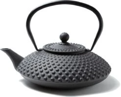 Tealøv THEE SET 1,25 LITER GIETIJZER | COMPLETE SET IN GESCHENKDOOS | Gietijzeren Theepot Met Roestvrijstalen Zeef, Gietijzeren Theekopjes En Onderzetter | In Authentiek Japanse Stijl | Kambin Zwart -Keukengerei Winkel 1200x957