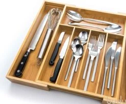 Budu Uitschuifbare Bamboe Bestekbak #38 (38 Cm Diep) - Bestekcassette Hout - Besteklade - 38 X 29,5 - 47,8 Cm - 5/7 Vakken -Keukengerei Winkel 1200x990 1