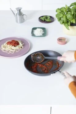 Brabantia Tasty+ Opscheplepel Plus Schraper - Grape Red -Keukengerei Winkel 799x1200 24