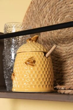 Clayre & Eef Honingpot Met Lepel Ø 11x14 Cm Geel Keramiek Rond Bijen Voorraadpot Deksel Bewaarpot Opbergpot -Keukengerei Winkel 801x1200 15