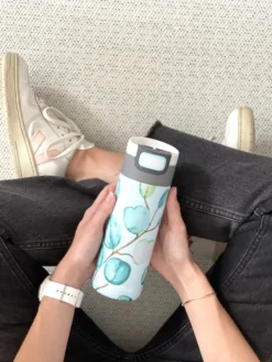 Kambukka Etna Thermosbeker 500 Ml - Makkelijk Reinigen - Lekvrije Koffiebeker - Eucalyptus Leaves -Keukengerei Winkel 900x1200 20